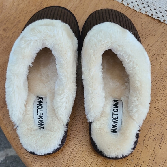 Minnetonka Plush Lined Brown Women's Slippers - Picture 6 of 8